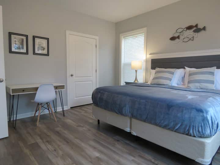 Მთავარი საძინებელი, დიდი ზომის საწოლი.