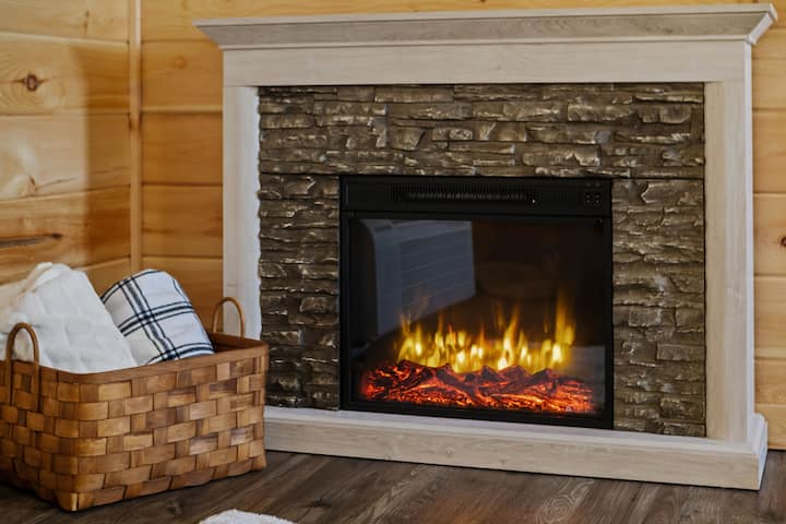 客厅有舒适的电壁炉和温暖的毯子。客舱使用迷你分离式供暖和制冷系统。