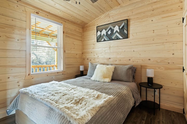 第一间卧室配有舒适的1.8米宽双人床和Roku智能电视。一位北卡罗来纳州当地艺术家为每个房间制作了这些回收的木质托盘艺术品。 