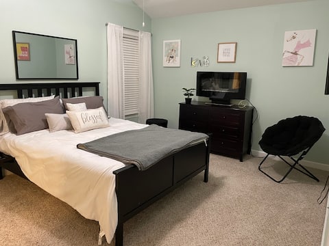 Cheerful 3 bedroom ranch with electric fireplaces