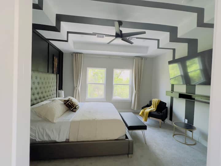 חדר שינה ראשי, מרווח ומגיע עם טלוויזיה 65 אינץ'