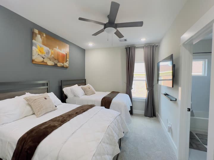 שתי מיטות בגודל מלא. טלוויזיה 55 אינץ'.