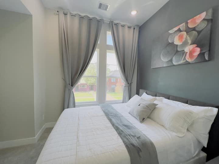 חדר 3 , חלון ותקרה גבוהים, מיטת קווין סייז 