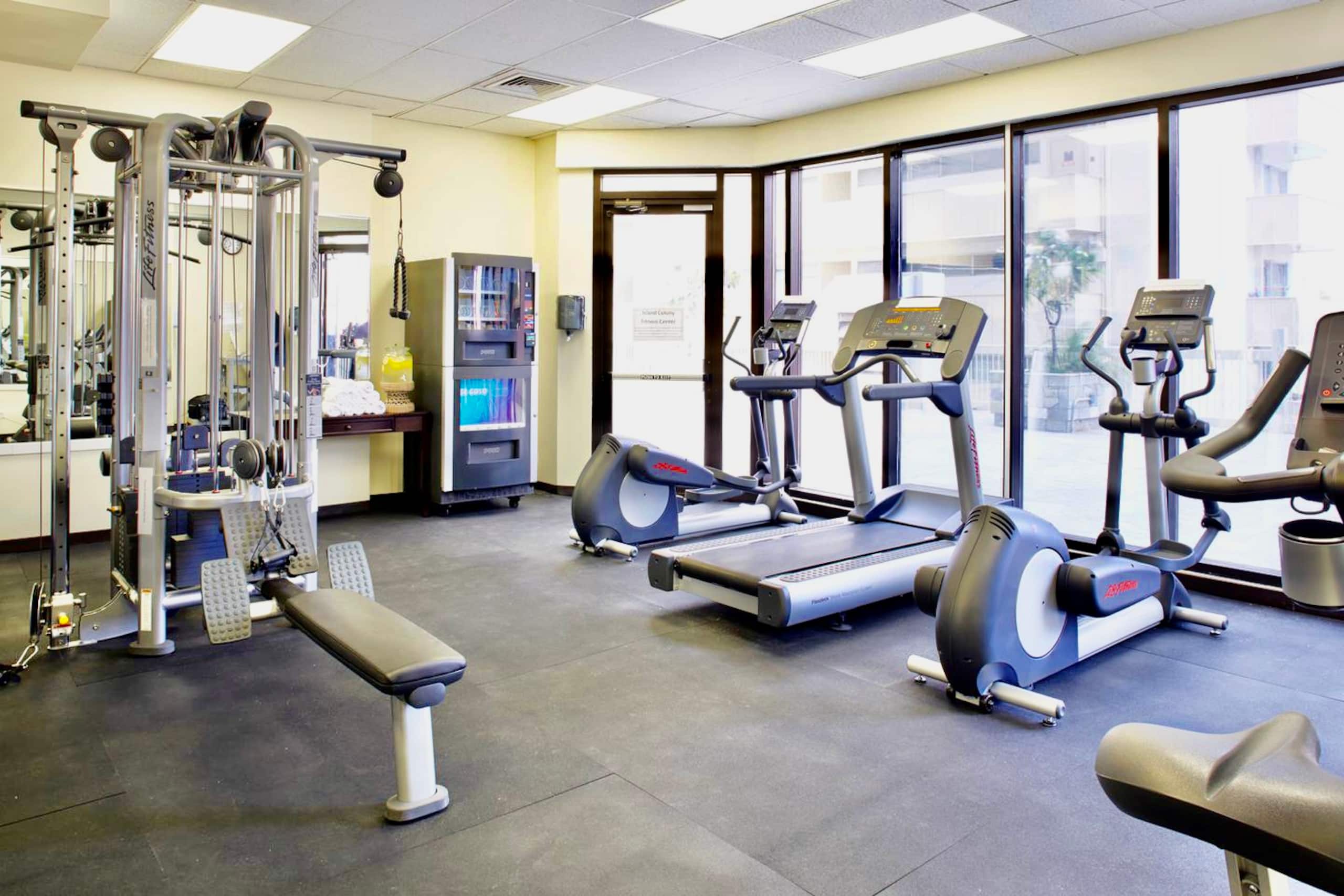 Condo in Honolulu · ★4.92 · Studio · 2 beds · 1 bath - Image 41