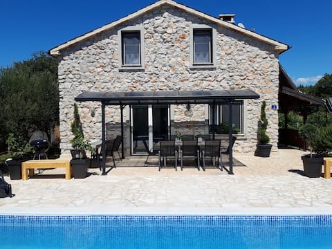 Successful Airbnb property: Authentic stone house with four bedrooms and pool. in Vilanija