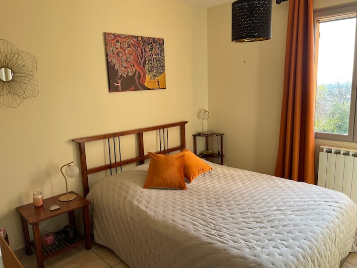 חדר שינה גדול למעלה , מיטה 140/200 הפונה מערבה, נוף לבריכה 