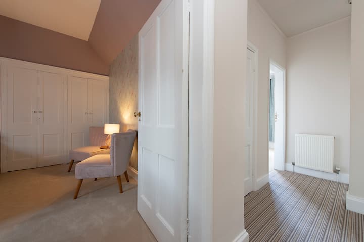 Pasillo superior: que conduce al baño familiar, lavadero, dormitorio 2 con baño privado, dormitorio 3 y dormitorio 4.