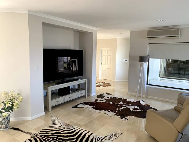 Big Villa with views, pool & Jacuzzi for up to 10 gallery image 2