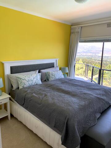 Villa style living with magnificient views gallery image 4