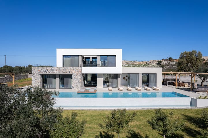 115m2 pool, daily cleaning, sauna, near beaches