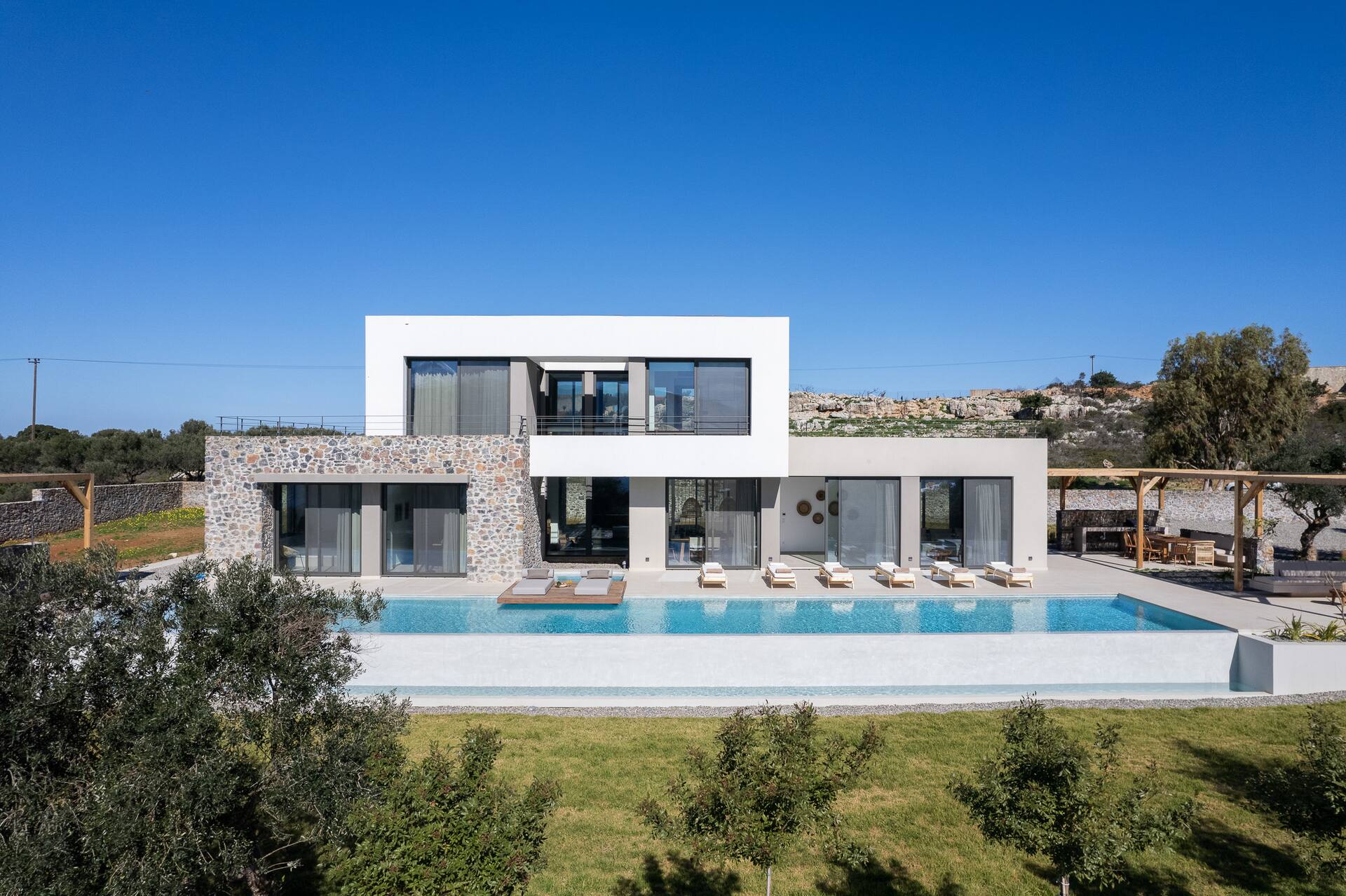 115m2 pool, daily cleaning, sauna, near beaches!