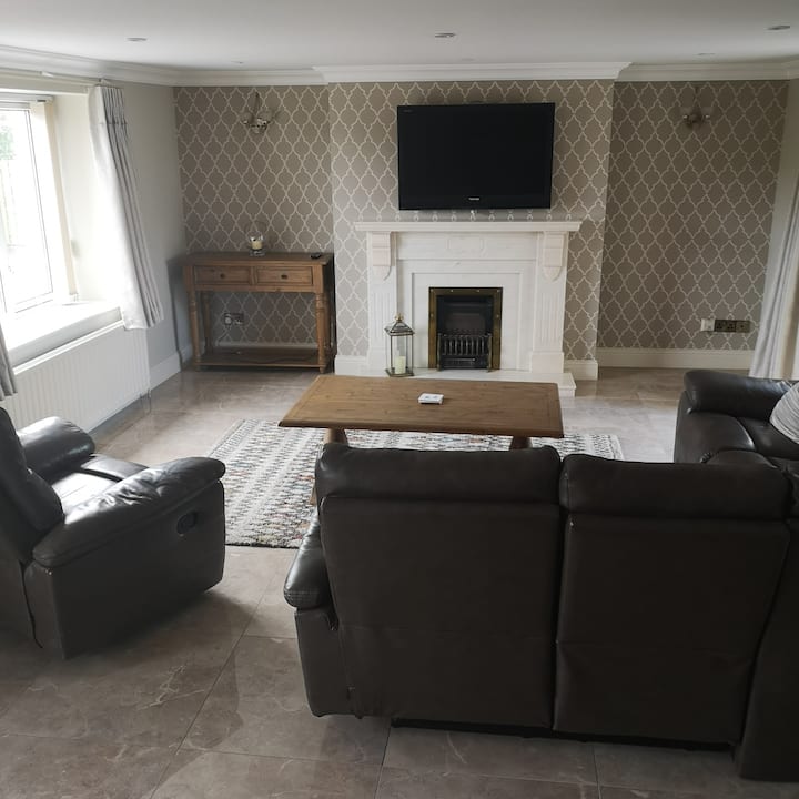 Farmhouse With 5 Bedrooms And Enclosed Yard. - Nordirland