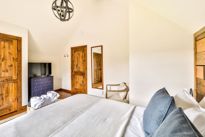 (Countryside, Luxe, Chef’s Kitchens, Golfing, Skiing)