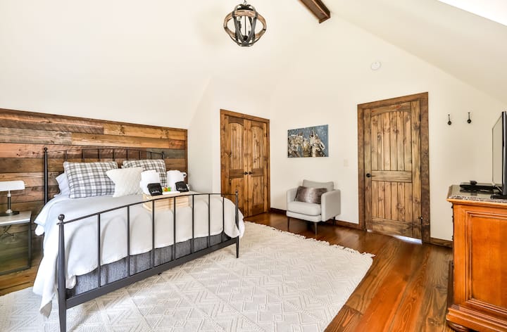 (Countryside, Luxe, Chef’s Kitchens, Golfing, Skiing)