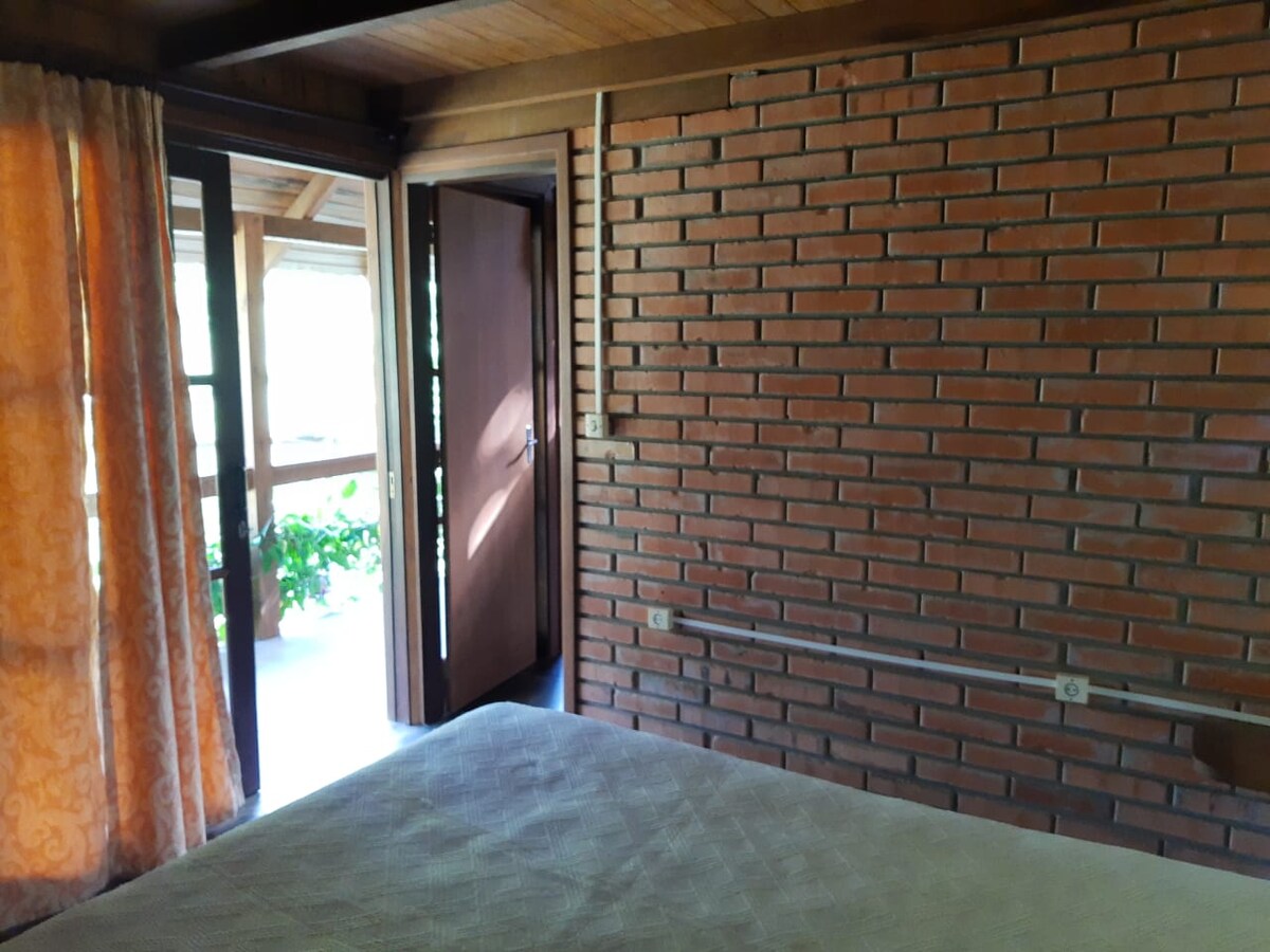 Iz spavaće sobe za parove izlazi se na balkon