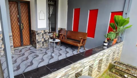 Simple 2 bedrooms house, free Wi-Fi and parking.