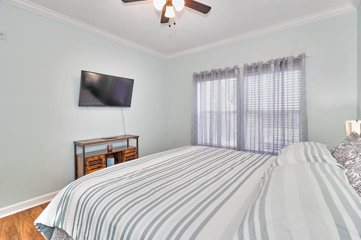 Every room has Smart TV with Netflix, Prime TV and Spectrum TV 185 Channels