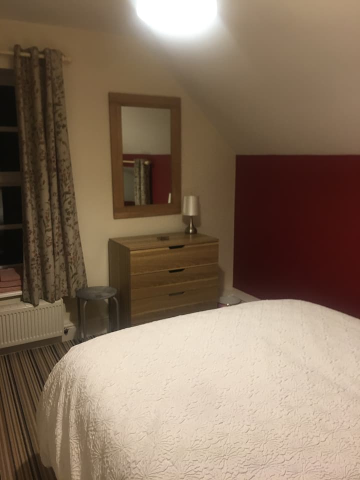 Dvokrevetna soba s bračnim krevetom i kupaonicom 