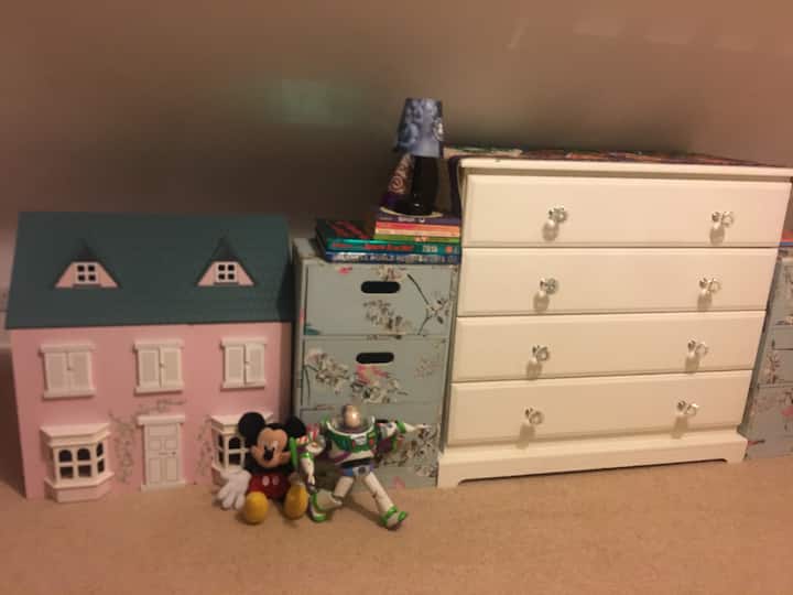 Igračke za djecu i kutija za knjige 