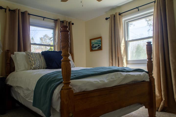 Საძინებელი №2 ორადგილიანი საწოლით და სახლის წინა მხარეს ხედებით