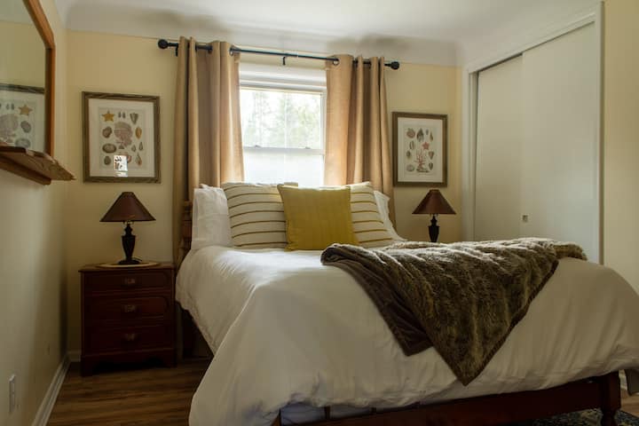 Საძინებელი №1 - სრული საწოლი და ტევადი კარადა ტანსაცმლის შესანახად