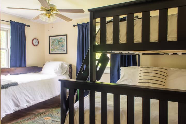 Საძინებელი №3 ორადგილიანი საწოლით და ორადგილიანი ორსართულიანი საწოლით. Ამ ოთახში, ასევე, შედის უშუქო ფარდები სინათლის მაქსიმალური დასაბლოკად.