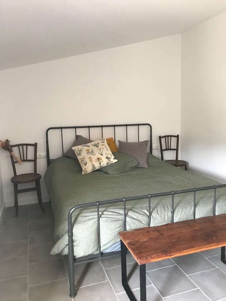 Ნომერი ორადგილიანი საწოლით ( I ) და აივნით