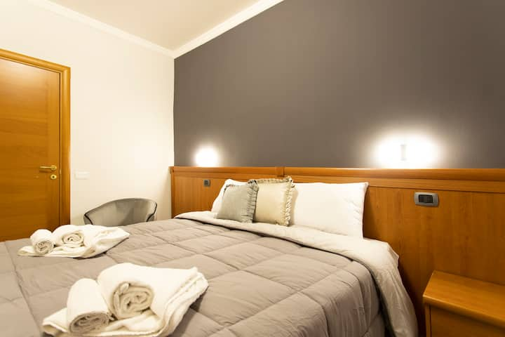 CAMERA PER CONTRACT - HOTEL SHABBY CON PORTAVALIGIA E MINIFRIGO ROMA 6  ARREDAMENTO HOTEL & BED AND BREAKFAST