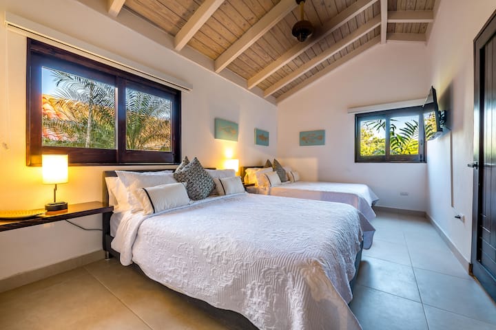 Bedroom #4 (2 QUEENS) with en suite full bathroom
