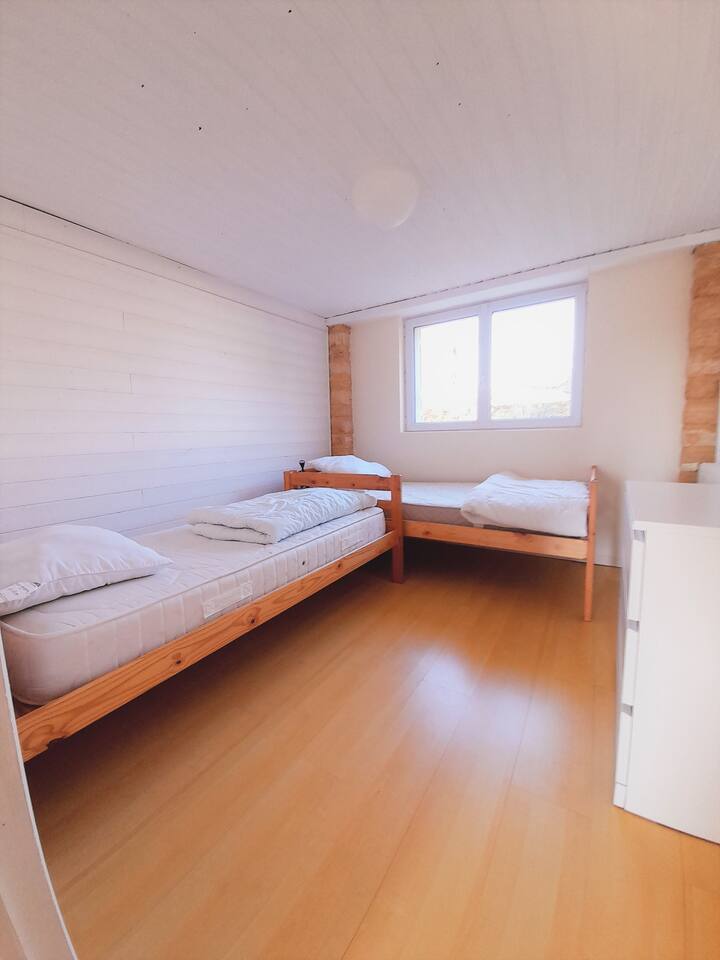 غرفة نوم في الطابق السفلي 1