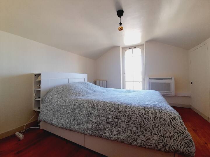 غرفة نوم رئيسية في الطابق العلوي مع شرفة صغيرة 