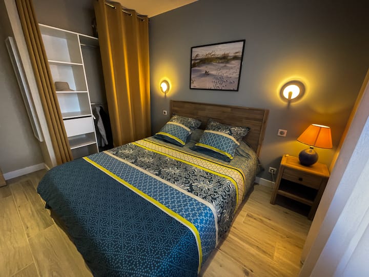 ห้องนอน 2 พร้อมเตียง 160 เตียงและตู้เสื้อผ้าที่ติดตั้งไว้