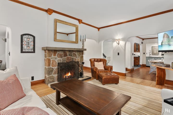 Downtown Lake Geneva Home! Walk 2 Everything! - Lake Geneva, WI