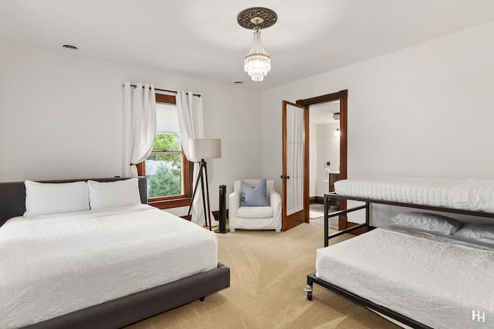 1 ორადგილიანი საწოლი. ორადგილიანი ლოფტი საწოლი სრული ზომით.