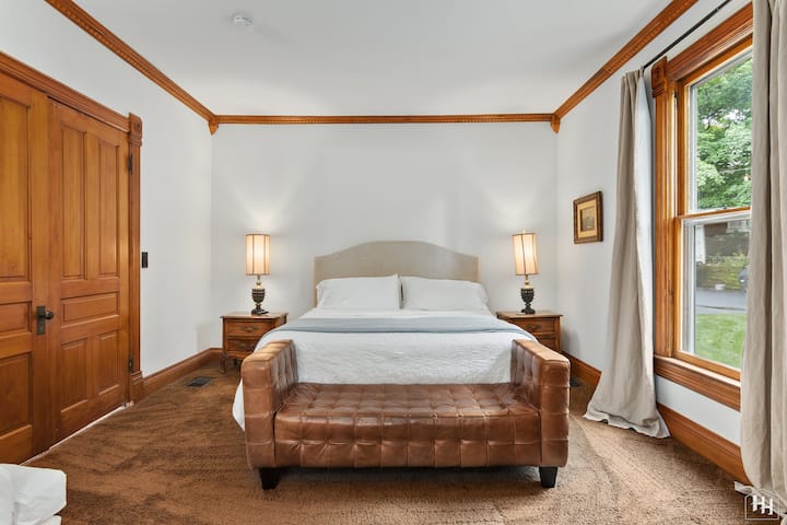 Პირველი სართულის მთავარი საძინებელი დიდი ზომის საწოლით. ასევე, ახლადგარემონტებული შშმ პირებისთვის ადაპტირებული სააბაზანო ბორდიური საშხაპითა და შშმ პირებისთვის განკუთვნილი მოაჯირებით. 