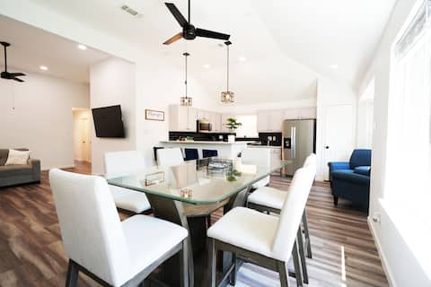 Perfect home! Complete remodel and SPA for 6!