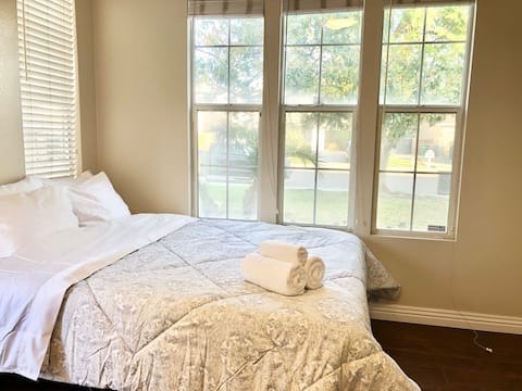 Cozy Workstay ♡ Steps away from park
