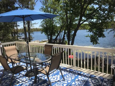 Stunning 5 bedroom Lake House right on water!