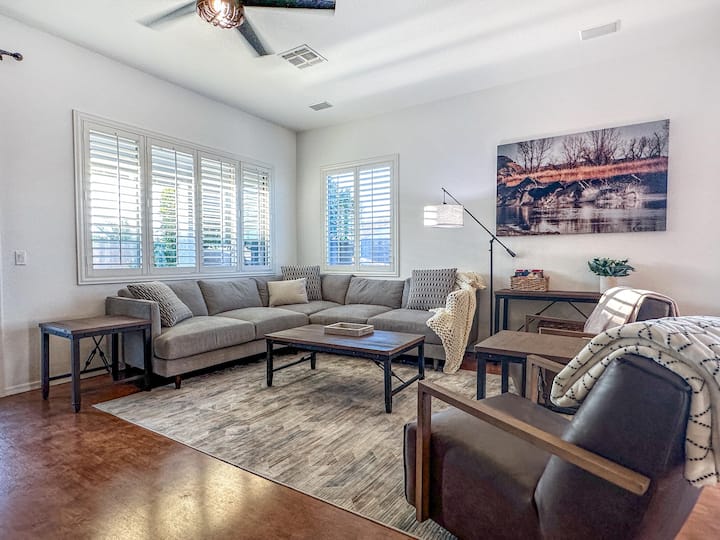 Relax & Recharge W/ Private Pool + All The Comfort - Surprise, AZ