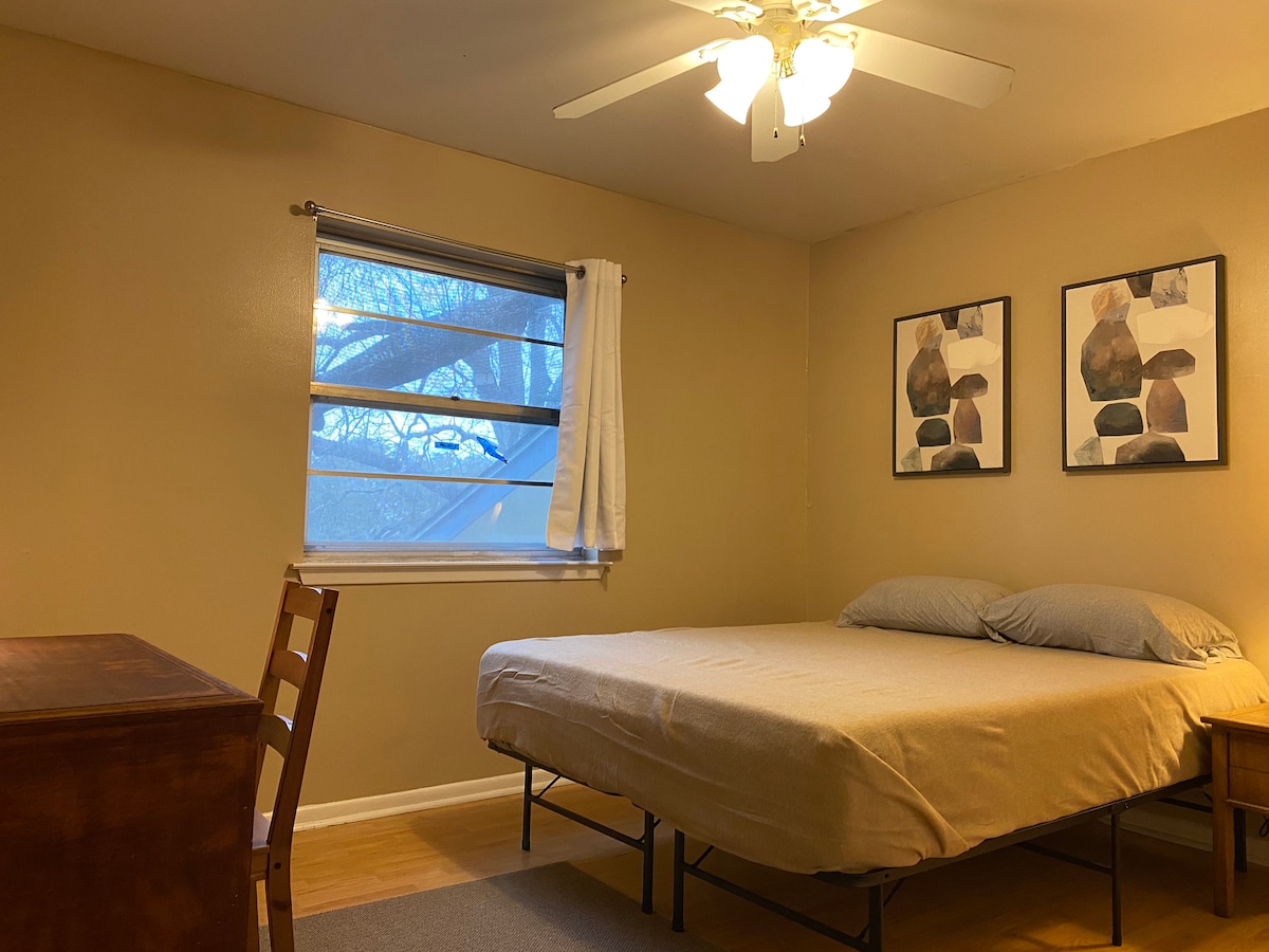 החדר שלכם מעוצב באופן מינימלי כדי שתוכלו להפוך אותו לחדר שלכם