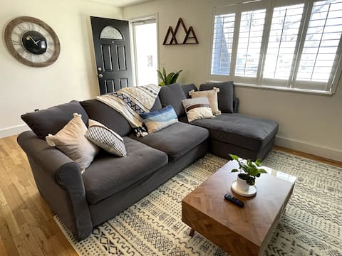 Cozy, central 3 br 2 ba. Huge backyard, near park!