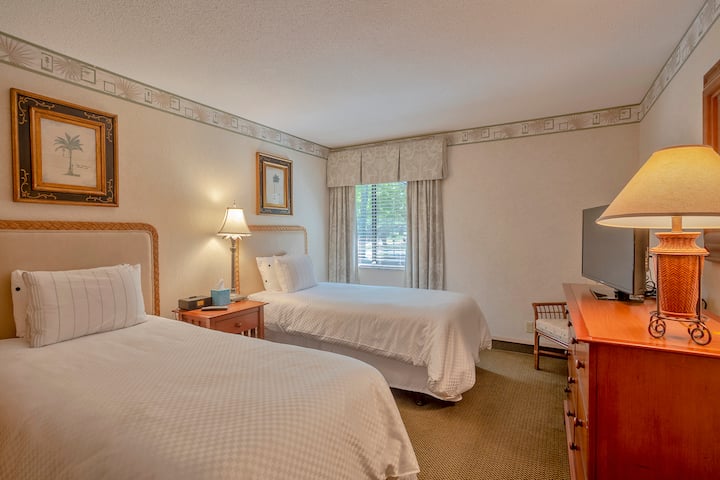 ห้องนอนเตียงคู่วิวจากประตูทางเข้า