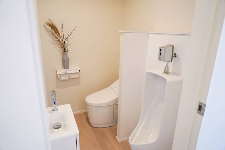 廊下にも1つトイレがあるので、グループでも安心！最新型トイレで大変キレイです。