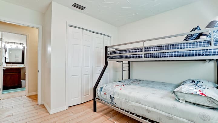 Les enfants peuvent se détendre dans la chambre avec lits superposés jumeaux sur des lits superposés complets.