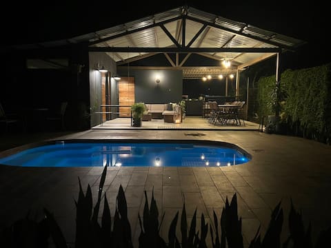 Cozy guest accommodation with a pool