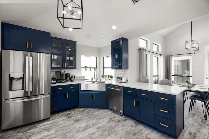 Bright luxury modern 🏠 centrally located🐶 friendly