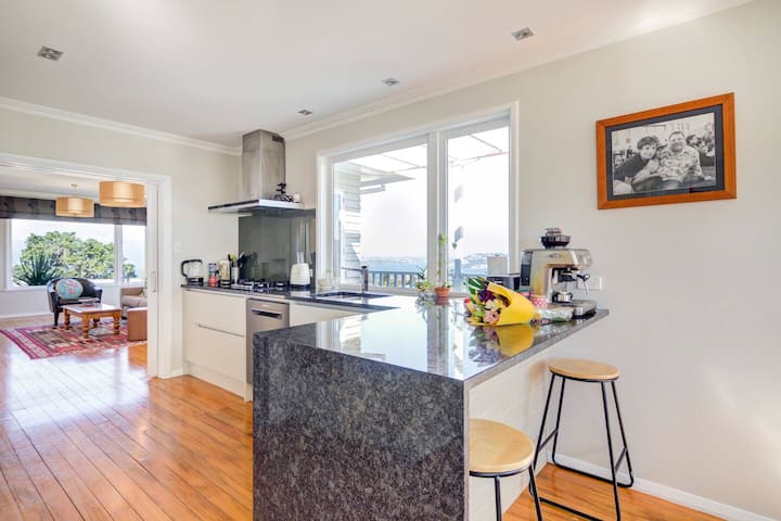 'La Glorieta'-queen Bed, Breakfast & Harbour Views - Wellington