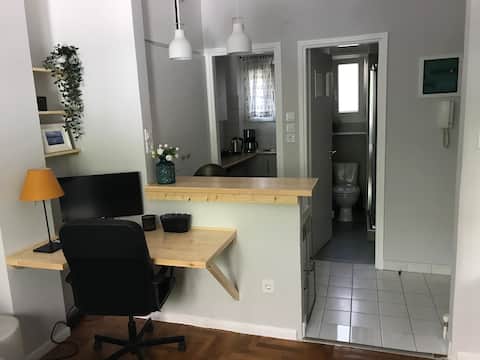 Top Airbnb: Bright and airy studio great for work or play in ΒΕΪΚΟΥ