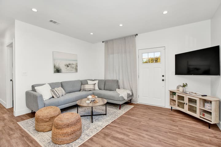 Hollywood Burbank Train House *3 Bed / 2 Bath* - Burbank, CA