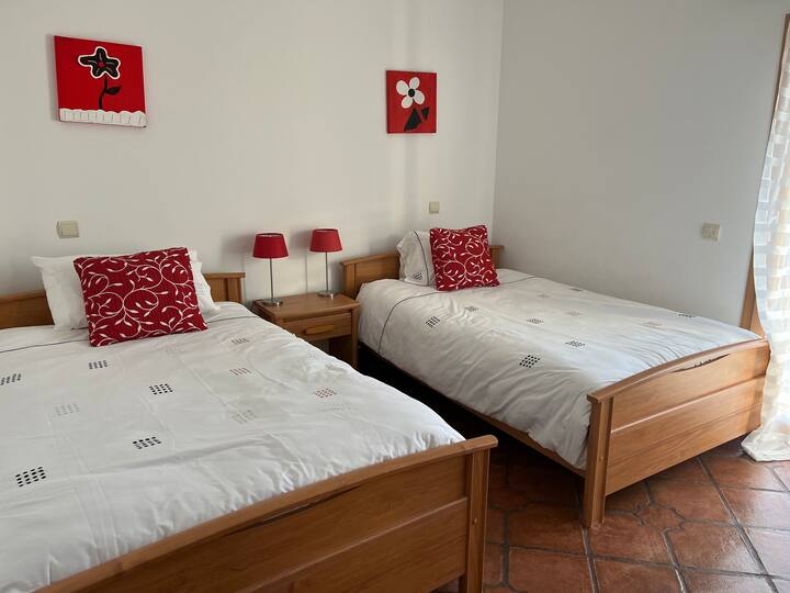 Dhomë gjumi mbrapa në katin e sipërm